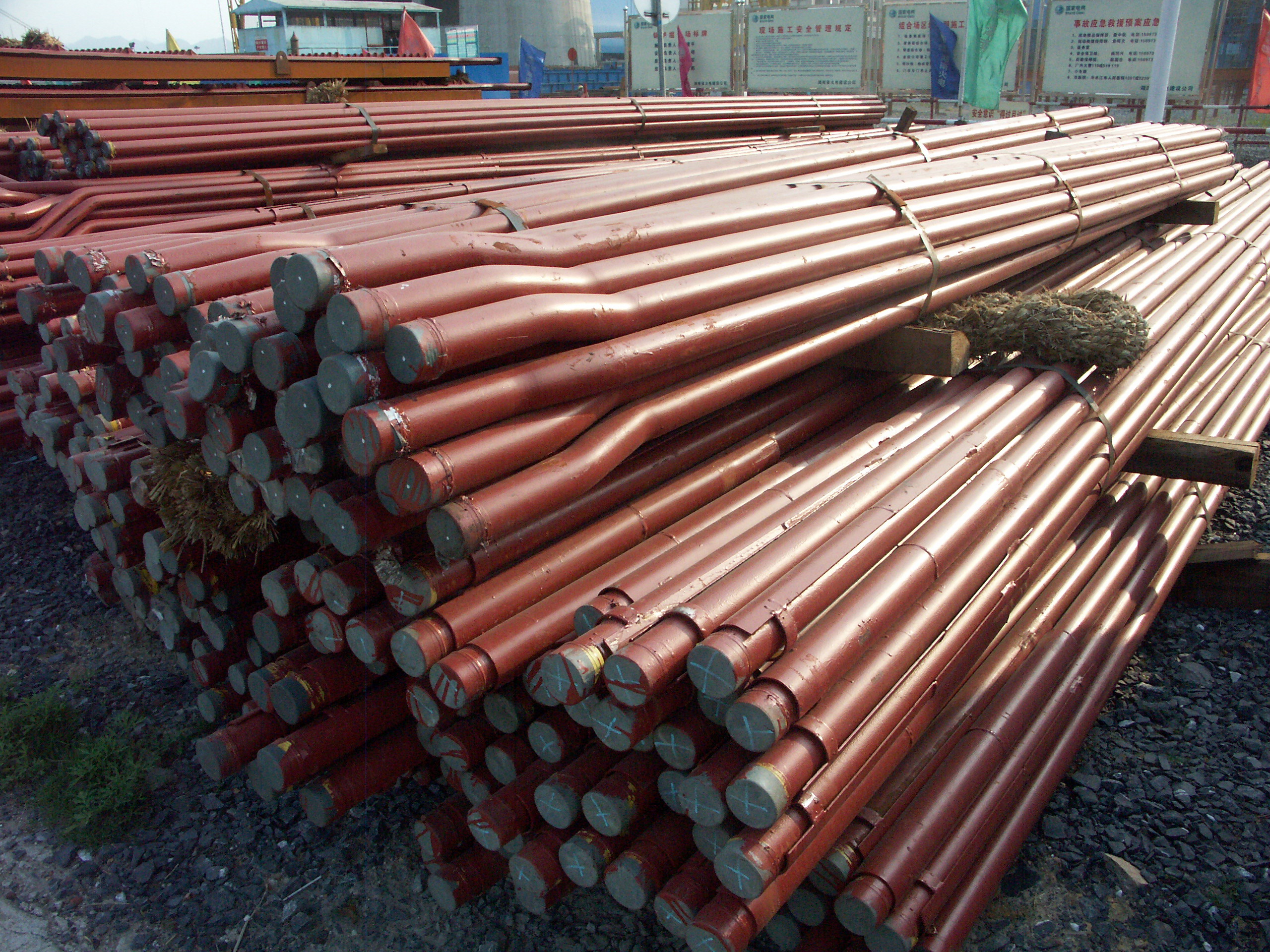 水冷壁管排|管與鰭片焊接成型。管徑：Φ60×5mm，材質(zhì)：20G GB5310-85。鰭片尺寸45×6mm，材質(zhì)：Q235-AF。長(zhǎng)度：4米。每組50根管，51根鰭片。