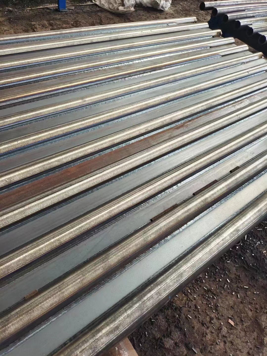 Φ38.1×7.5 SA-213T2 每件9根水冷壁管一排，長12米，管節(jié)距50.8mm,鰭片連接，鰭片為膜式扁鋼厚δ6.4㎜，材料為15CrMo，采用雙面坡口焊接型式