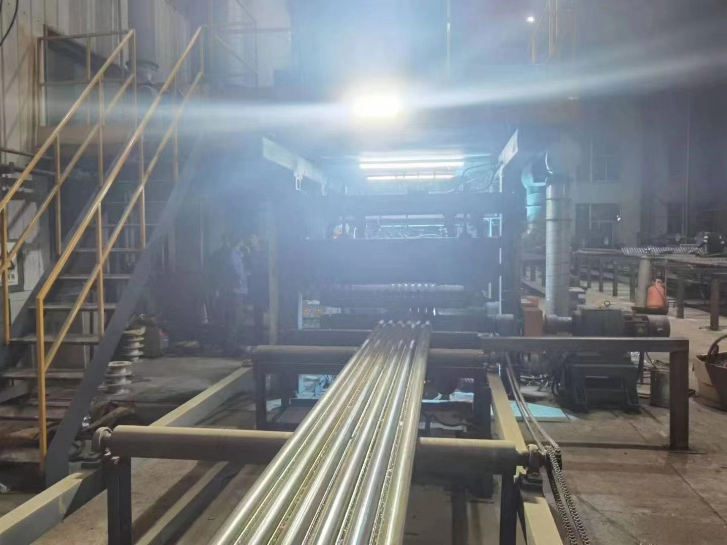 水冷壁管屏|Φ38.1×7.5 SA-213T2 每件9根水冷壁管一排，長12米，管節(jié)距50.8mm,鰭片連接，鰭片為膜式扁鋼厚δ6.4㎜，材料為15CrMo，采用雙面坡口焊接型式