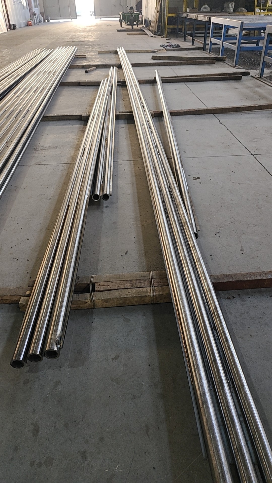 管排長度為6米，每件管排由10根管子組成，管子中心距為54mm，鰭片厚度為6.4mm